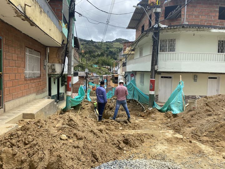Imagen: Personas trabajando en el alcantarillado de una de las calles de Granada.