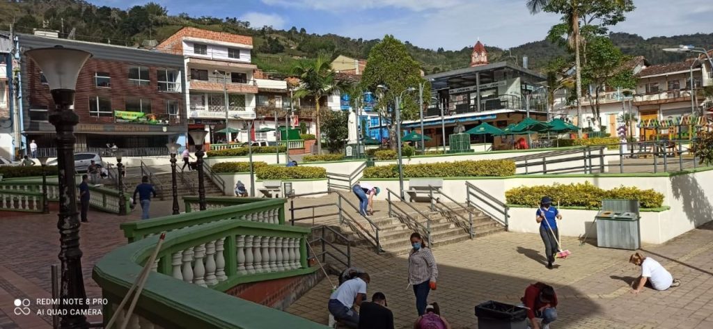 Imagen: Personas haciendo limpieza al parque principal de Granada.